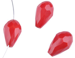 Perles de verre cristal, goutte avec facettes ± 16x10mm (trou ± 1mm). Couleur: Rouge foncé Code: D15823 --- Verre Goutte Facettes 16x10mm Rouge Fonce---